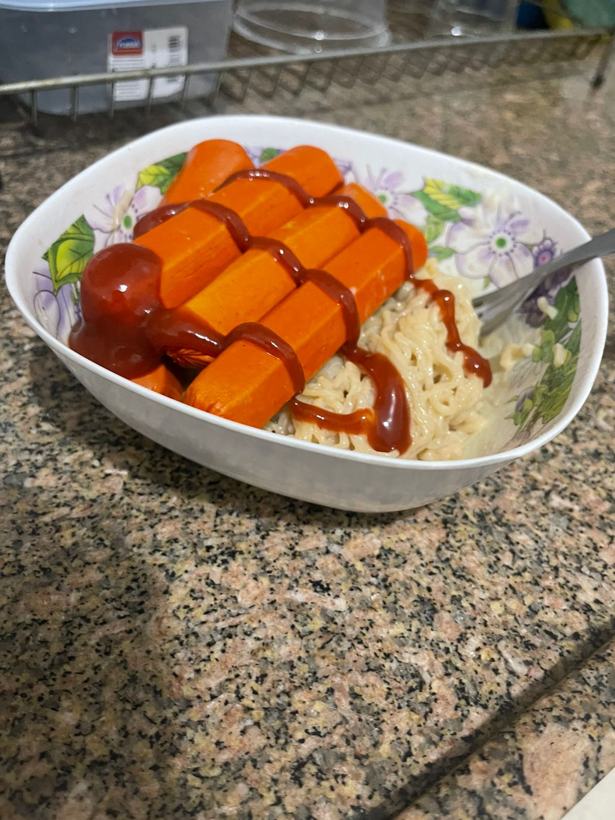 Macarrão estantâneo com salsicha e ketchup